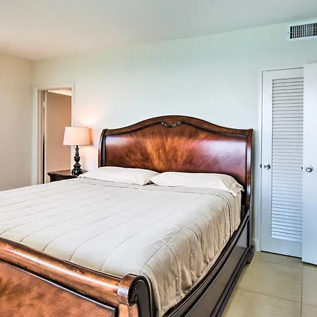 Hollywood Beachfront Condo With Resort Amenities!